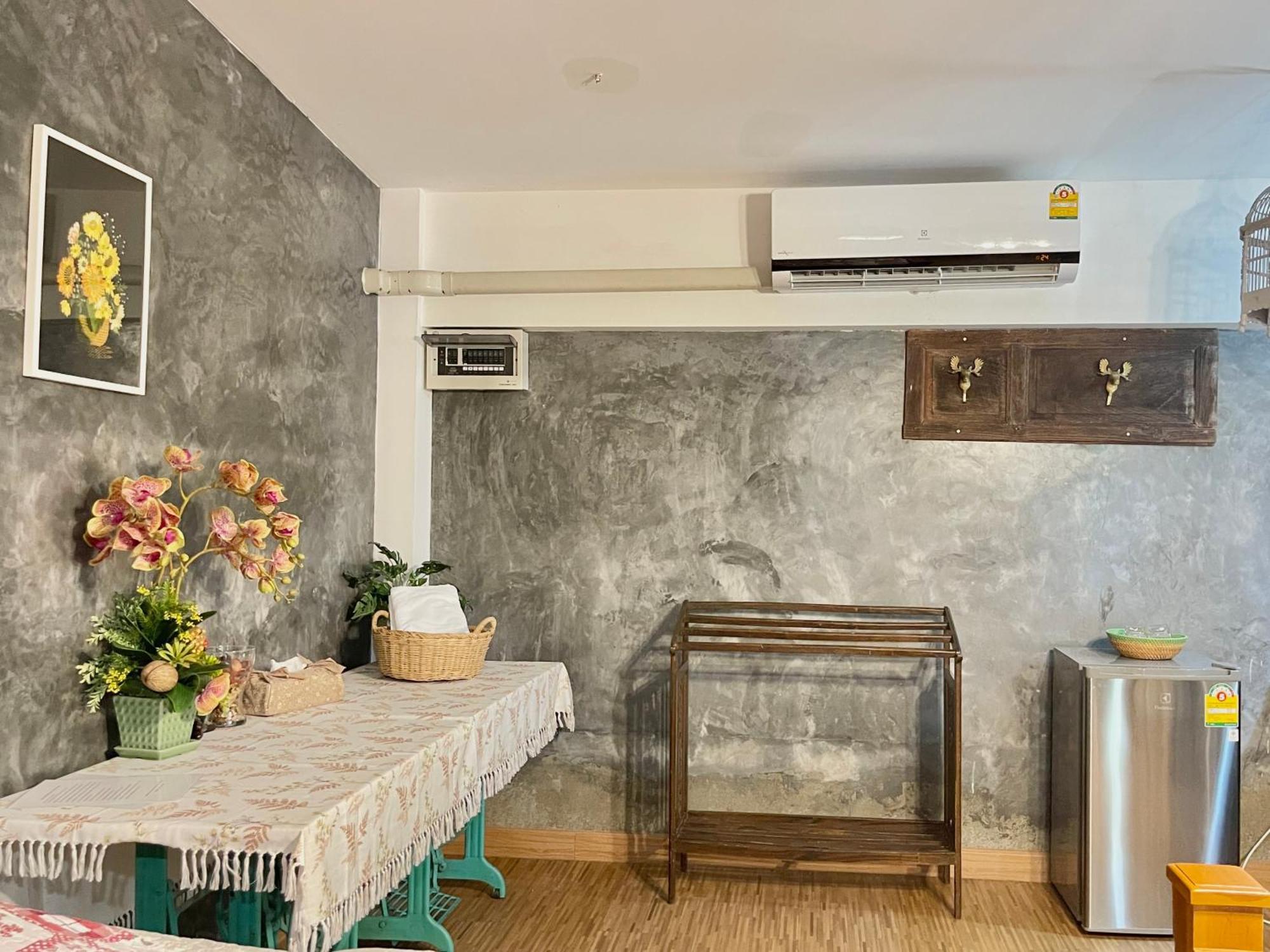 The Quarter Wutthakat Apartment Bangkok Room photo